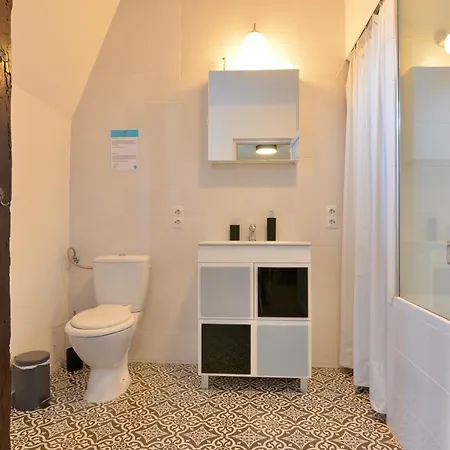 Luxurious & Spacious In The Heart Of Apartment *